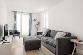 JOIVY Minimalistic apt w patio in Principe Real